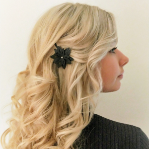 eco daisy hair pin in loose blonde wavy hairstyle