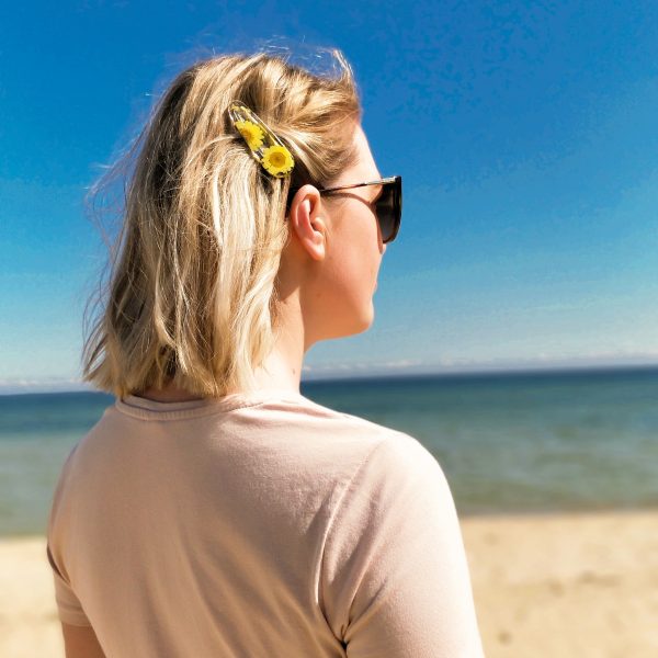 botanical daisy hair clip in blonde bob hairstyle